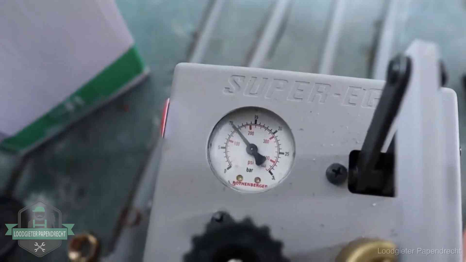 Manometer van een afperspomp bij controle van nieuw leidingwerk in Papendrecht