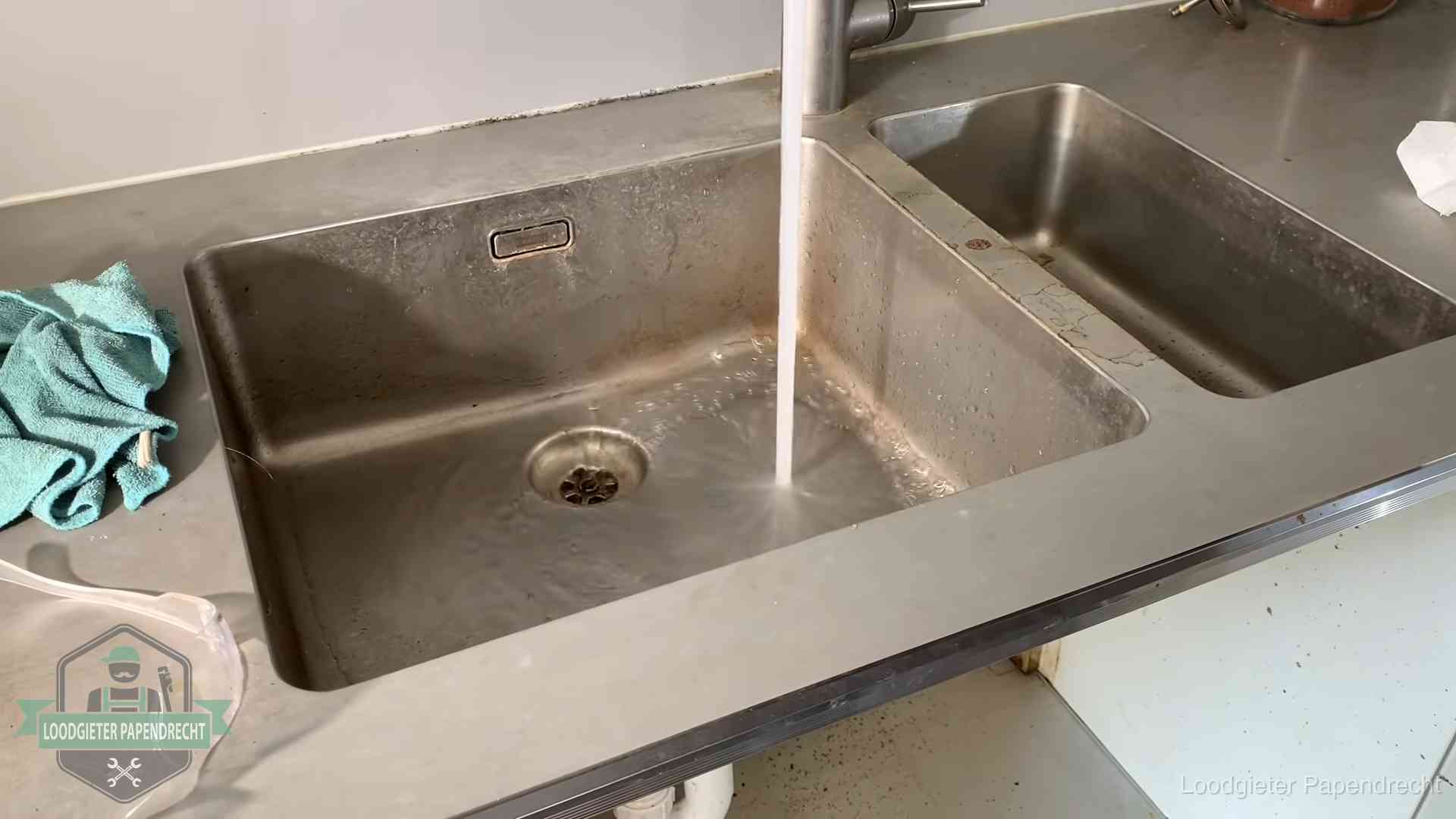 Doorstroomtest van de afvoer bij een gootsteen in Papendrecht