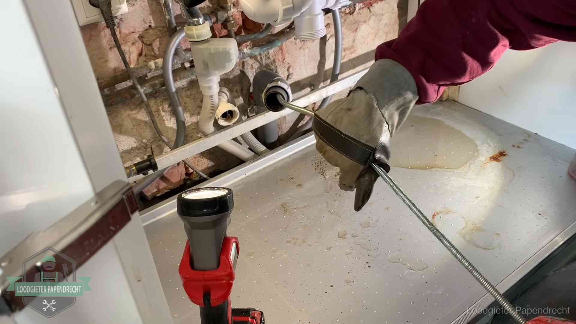Ontstoppingsveer wordt preventief door een afvoeraansluiting gehaald in Papendrecht