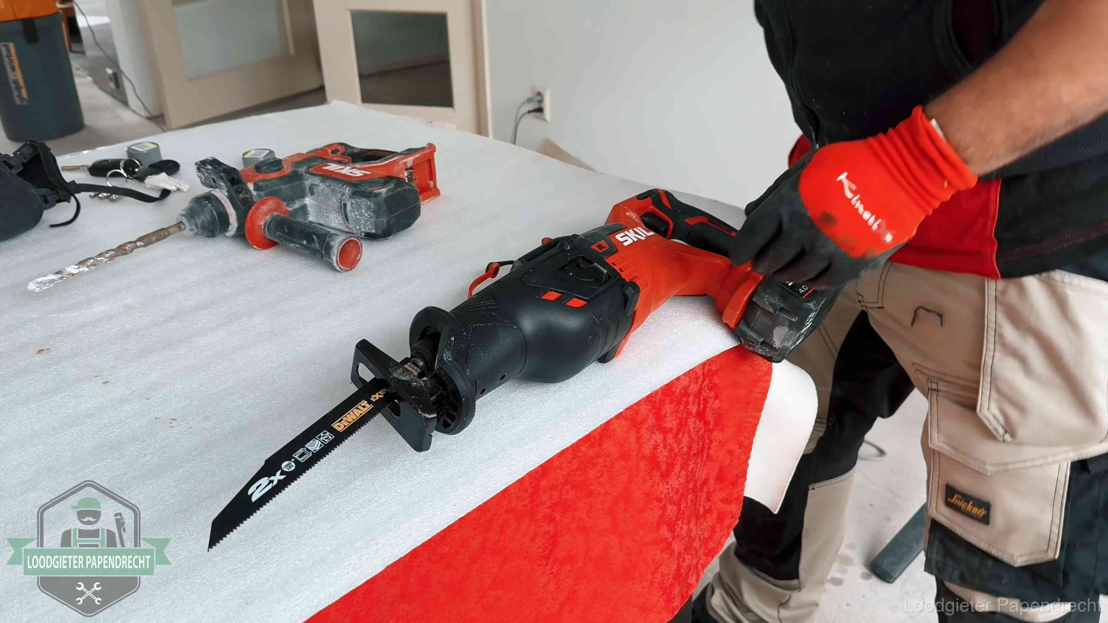 Professioneel gereedschap klaargelegd voor een klus in Papendrecht