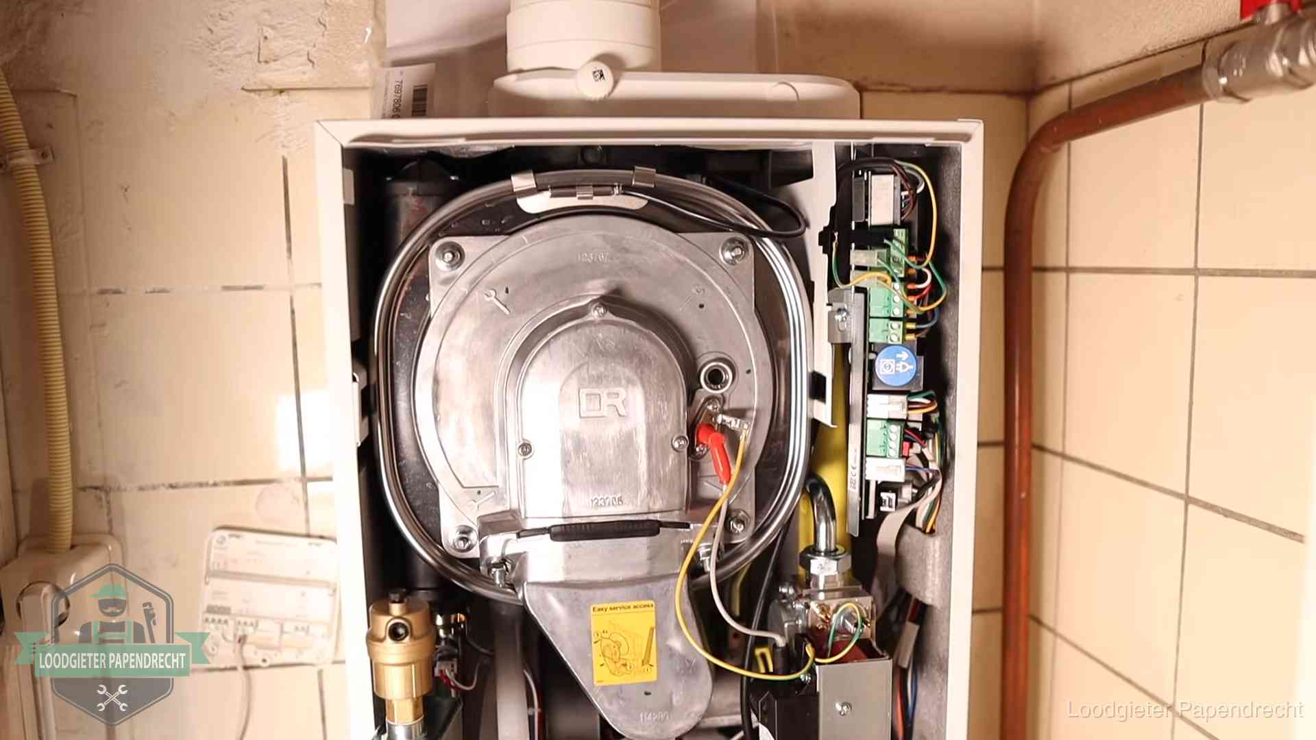 Geopende cv-ketel met warmtewisselaar tijdens periodiek onderhoud in Papendrecht