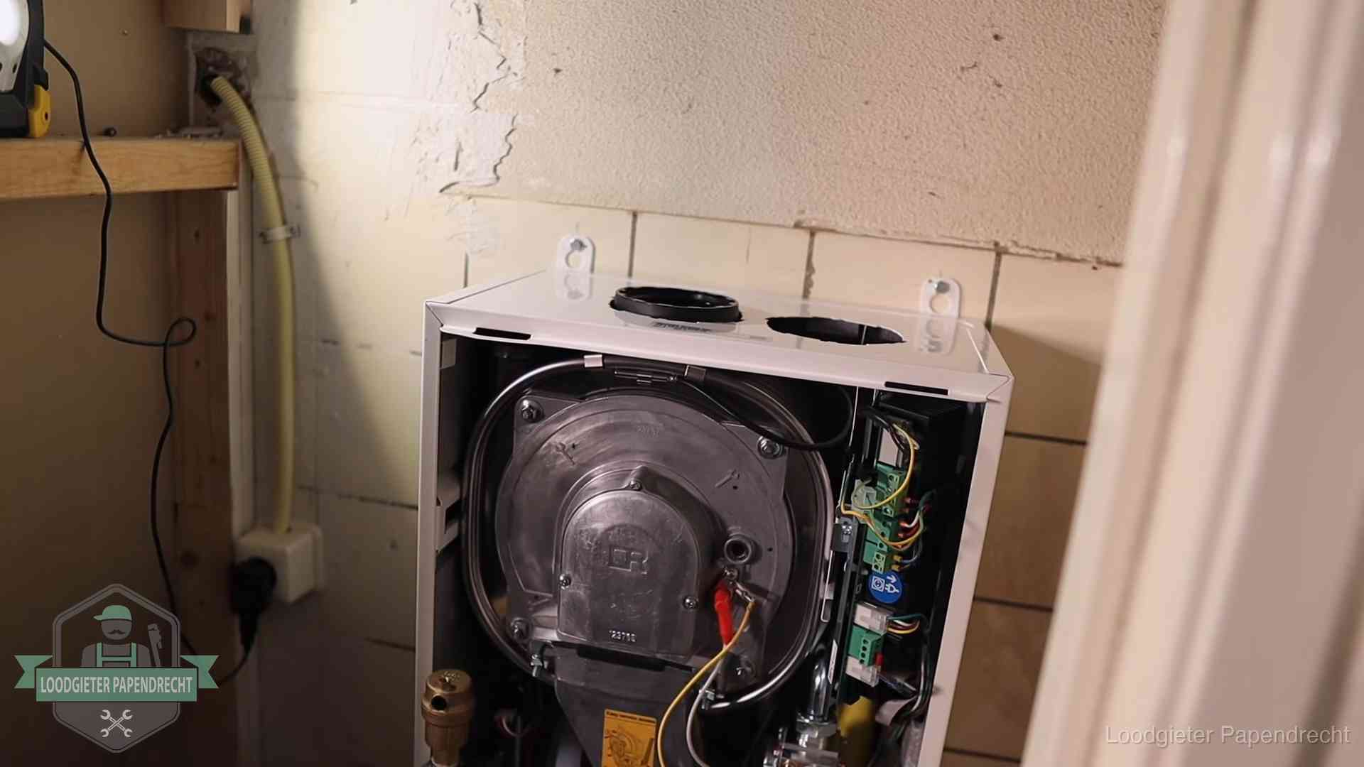 Geopende cv-ketel tijdens een onderhoudsbeurt in Papendrecht, met brander en warmtewisselaar zichtbaar