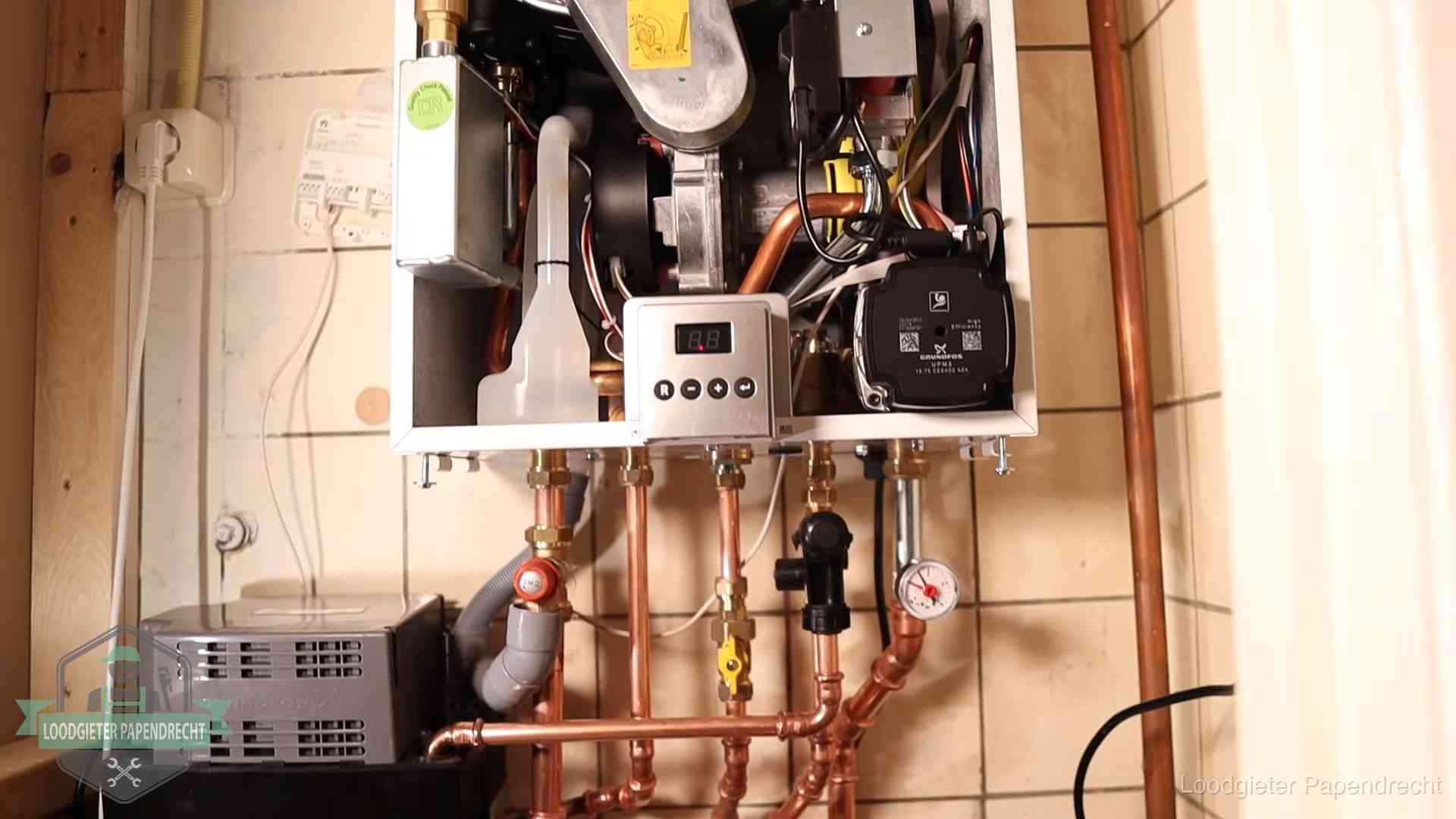Geopende cv-ketel met brander en cv-pomp tijdens een onderhoudsbeurt in Papendrecht
