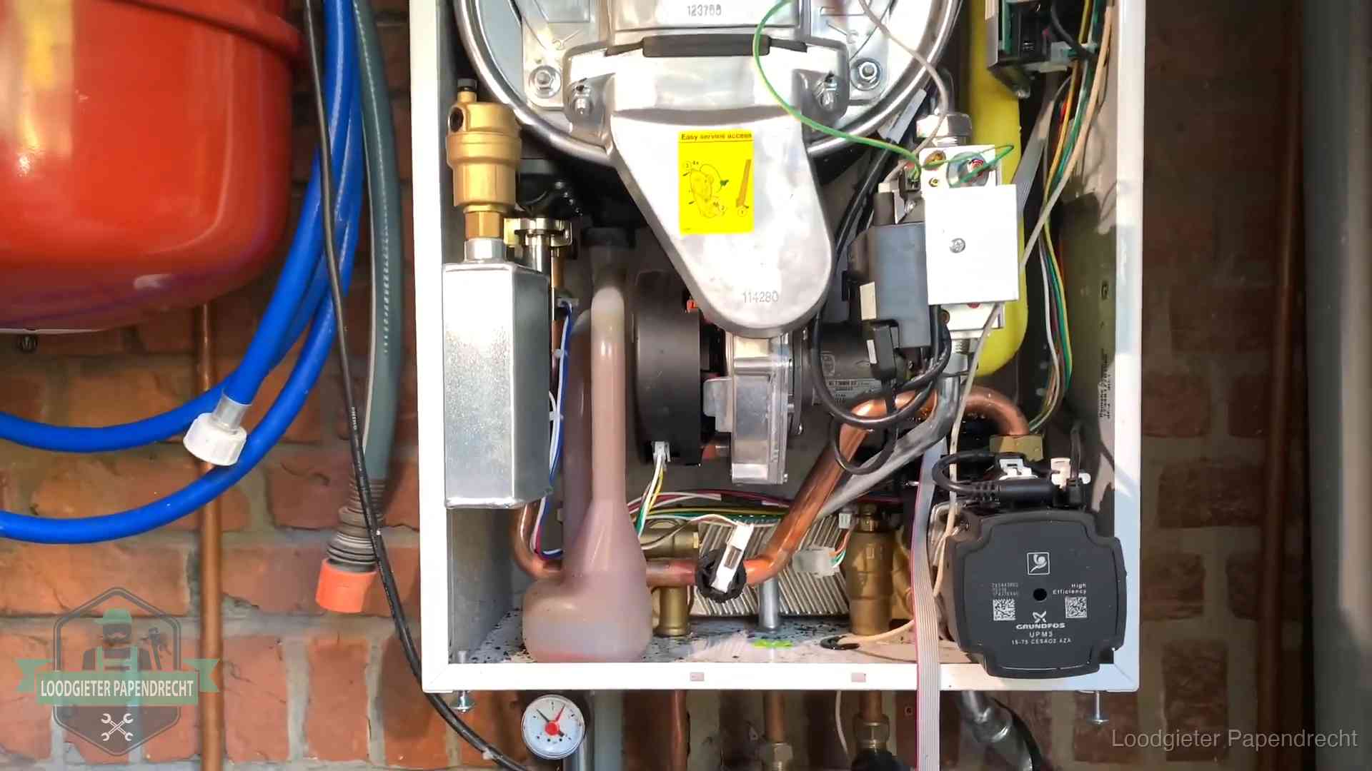 Geopende cv-ketel met rood expansievat in een woning in Papendrecht