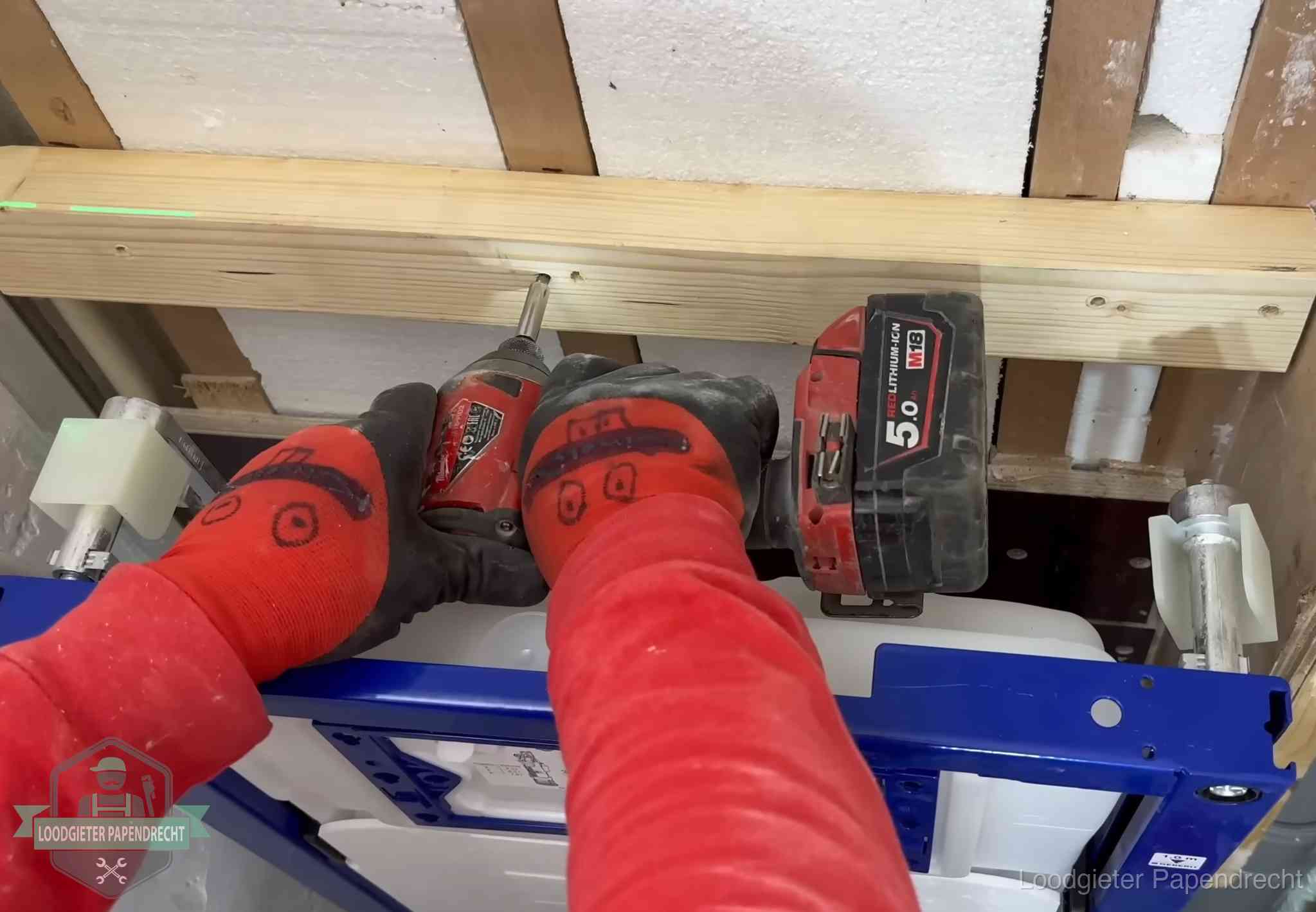 Fout in de wc-installatie opsporen in Papendrecht Monteur bevestigt een inbouwreservoir voor een hangend toilet in Papendrecht
