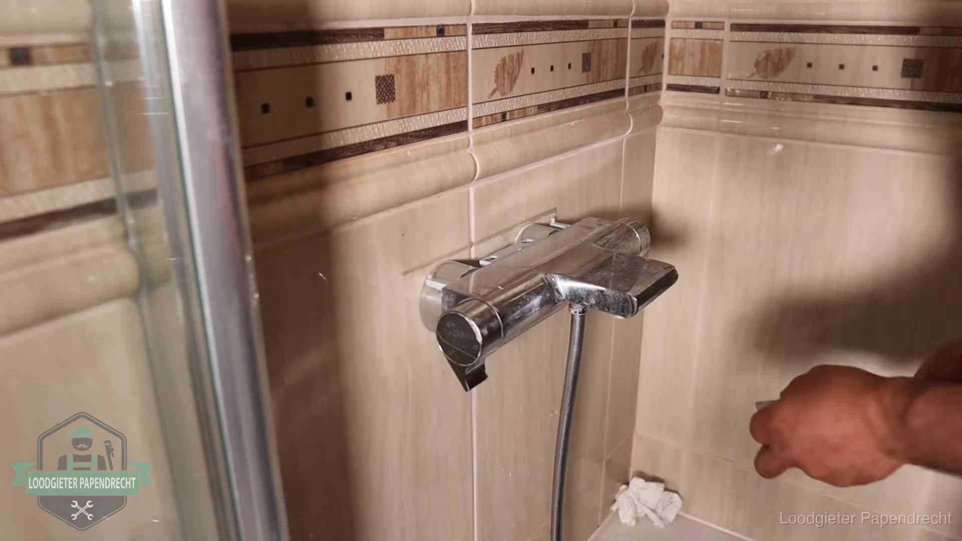 Verkalkte douche-mengkraan in Papendrecht, hetzelfde kalk dat zich in de warmtewisselaar afzet