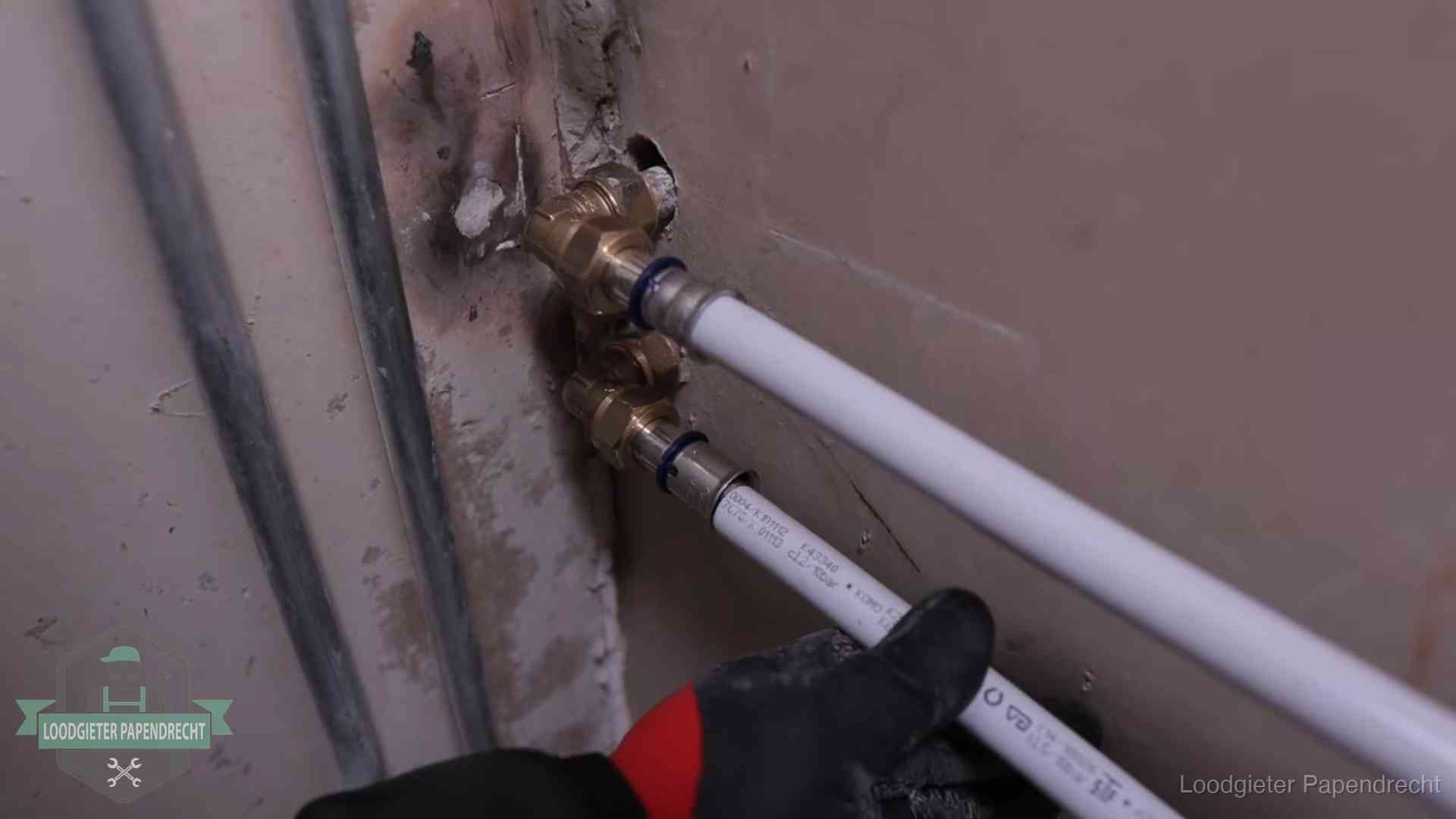 Meerlagenbuizen met keurmerk en rvs persfittingen op muuraansluitingen in Papendrecht