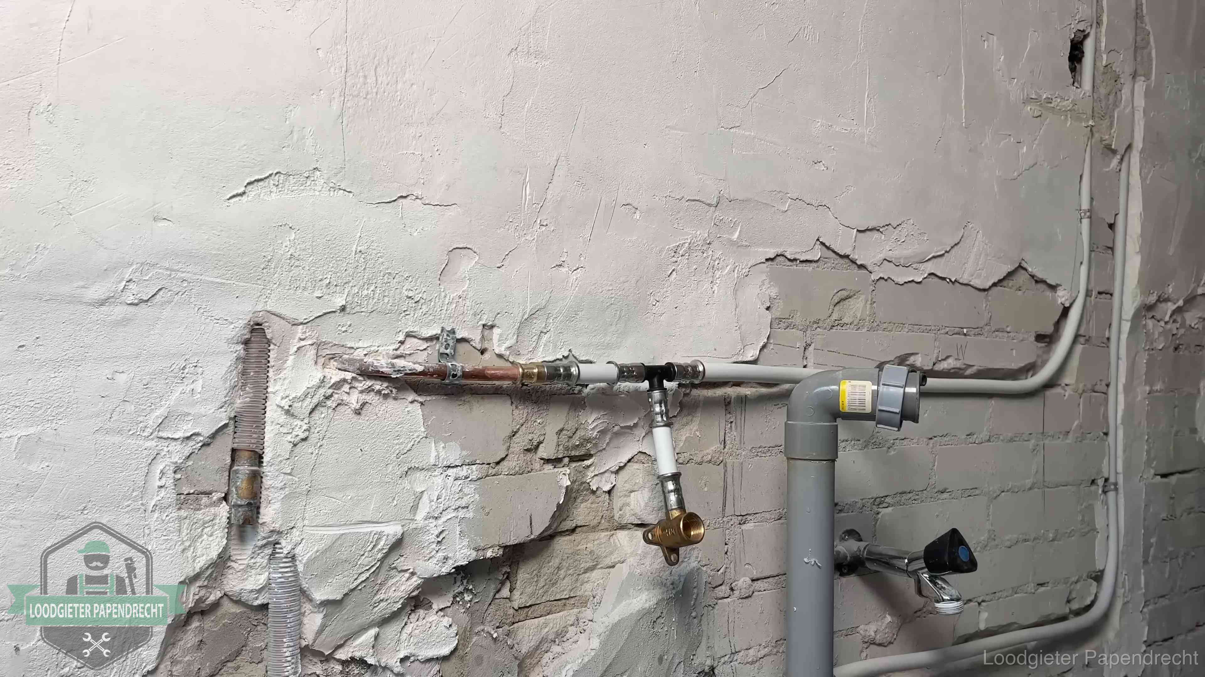 Nieuw leidingwerk naast een oud verroest leidingrestant in een woning in Papendrecht