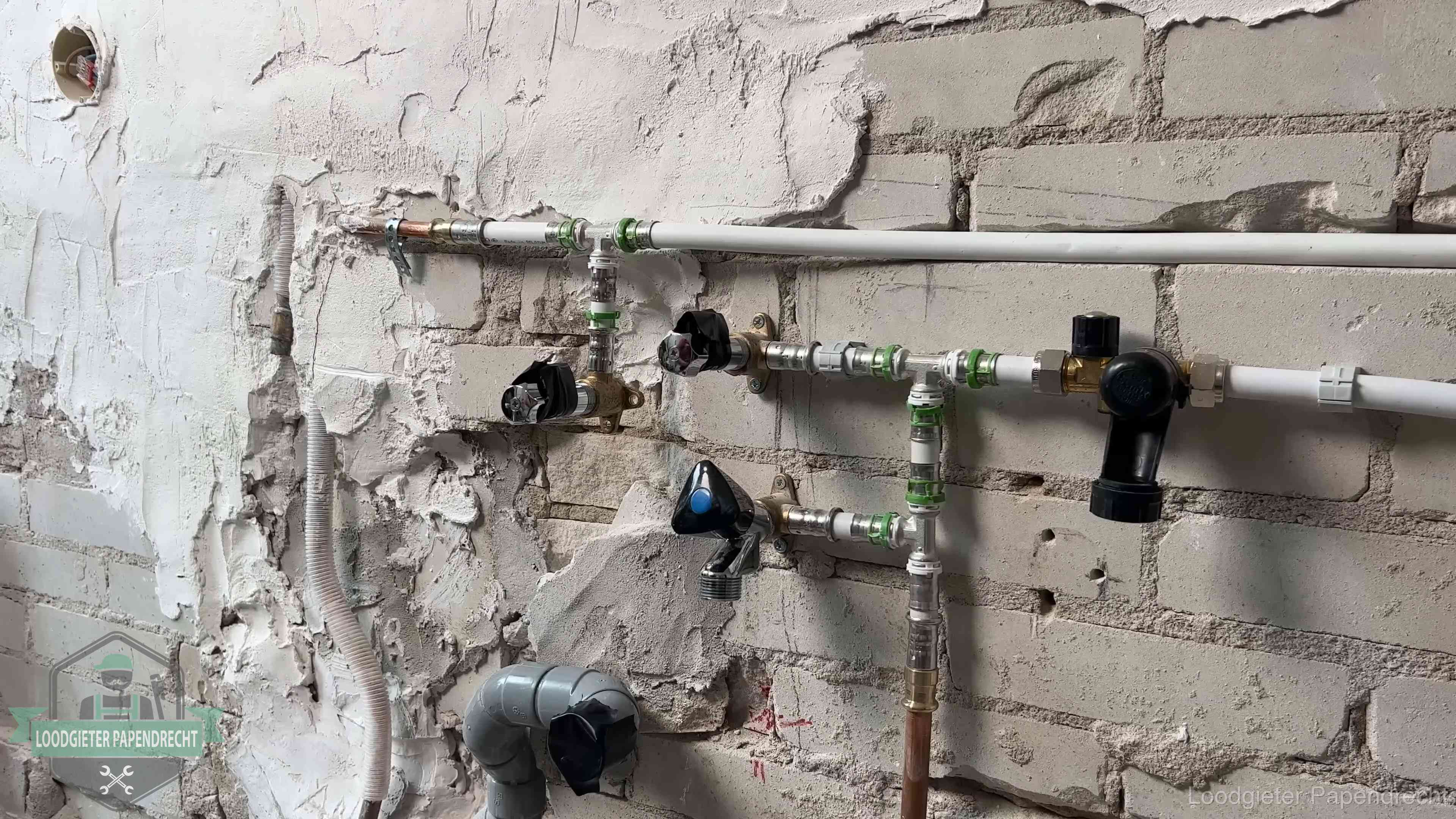 Nieuw aangelegd leidingwerk met persfittingen tijdens een verbouwing in Papendrecht