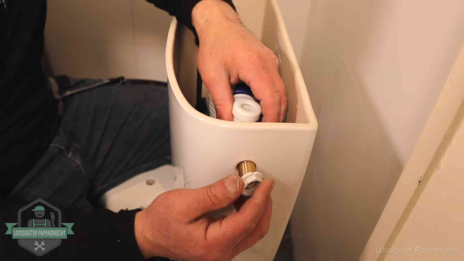 Loodgieter voor je verstopte wc in Papendrecht Loodgieter monteert de vlotterkraan van een stortbak bij een toilet in Papendrecht