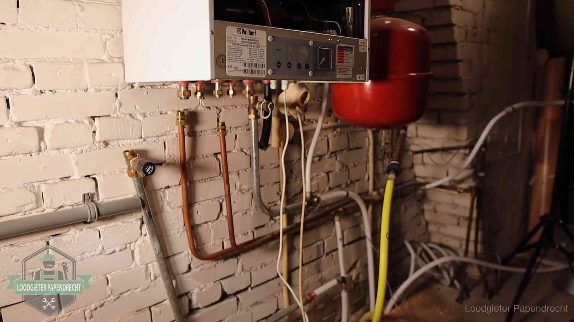 Verouderde cv-ketel met een wirwar van oude leidingen in een woning in Papendrecht