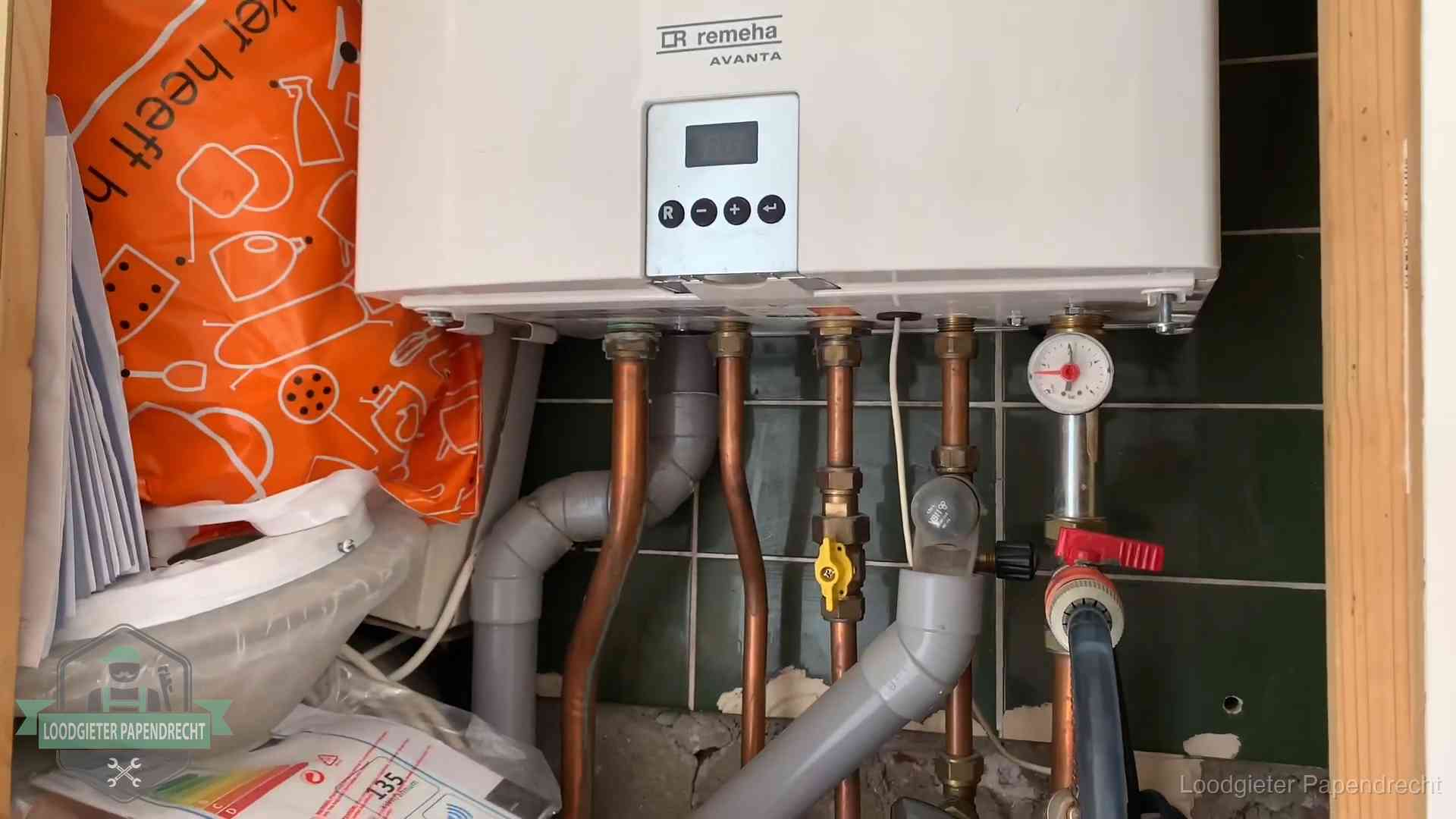 Oudere Remeha cv-ketel in een ketelkast in een woning in Papendrecht