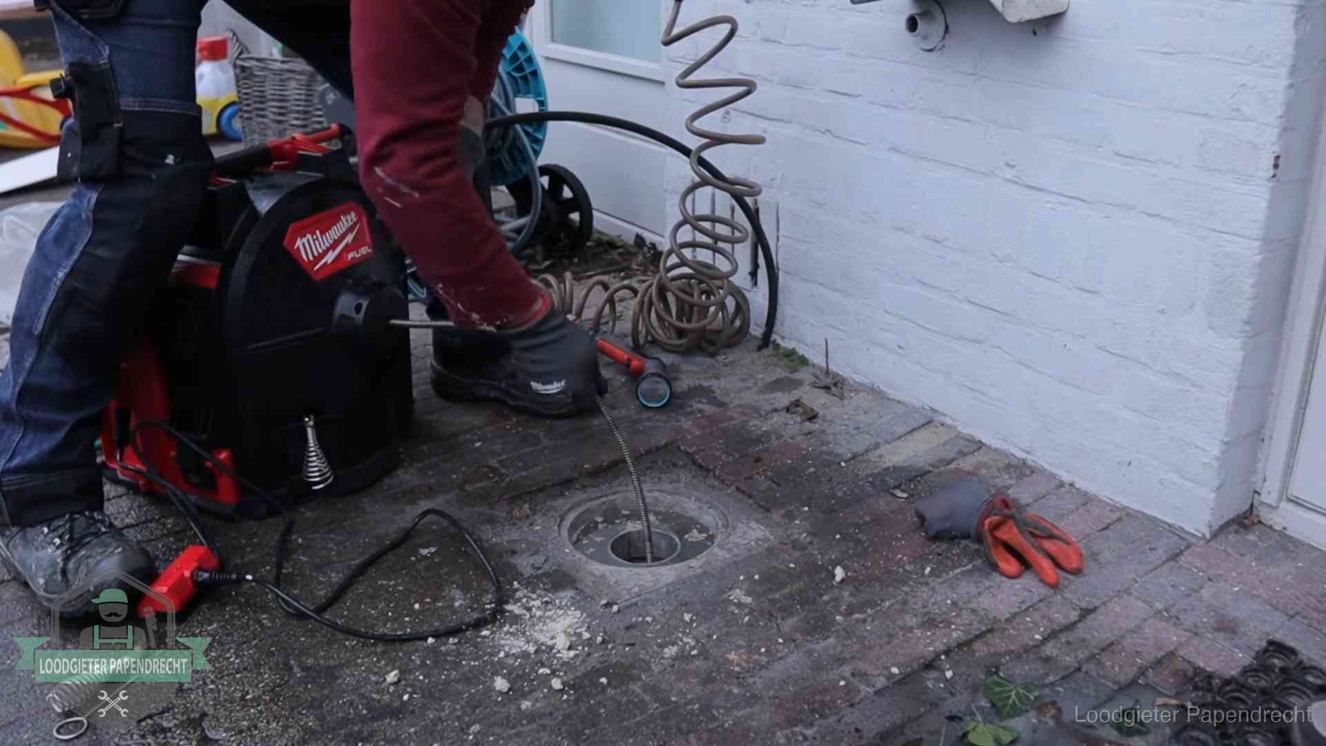 Spiraalmachine bij een ontstoppingsputje in de bestrating in Papendrecht