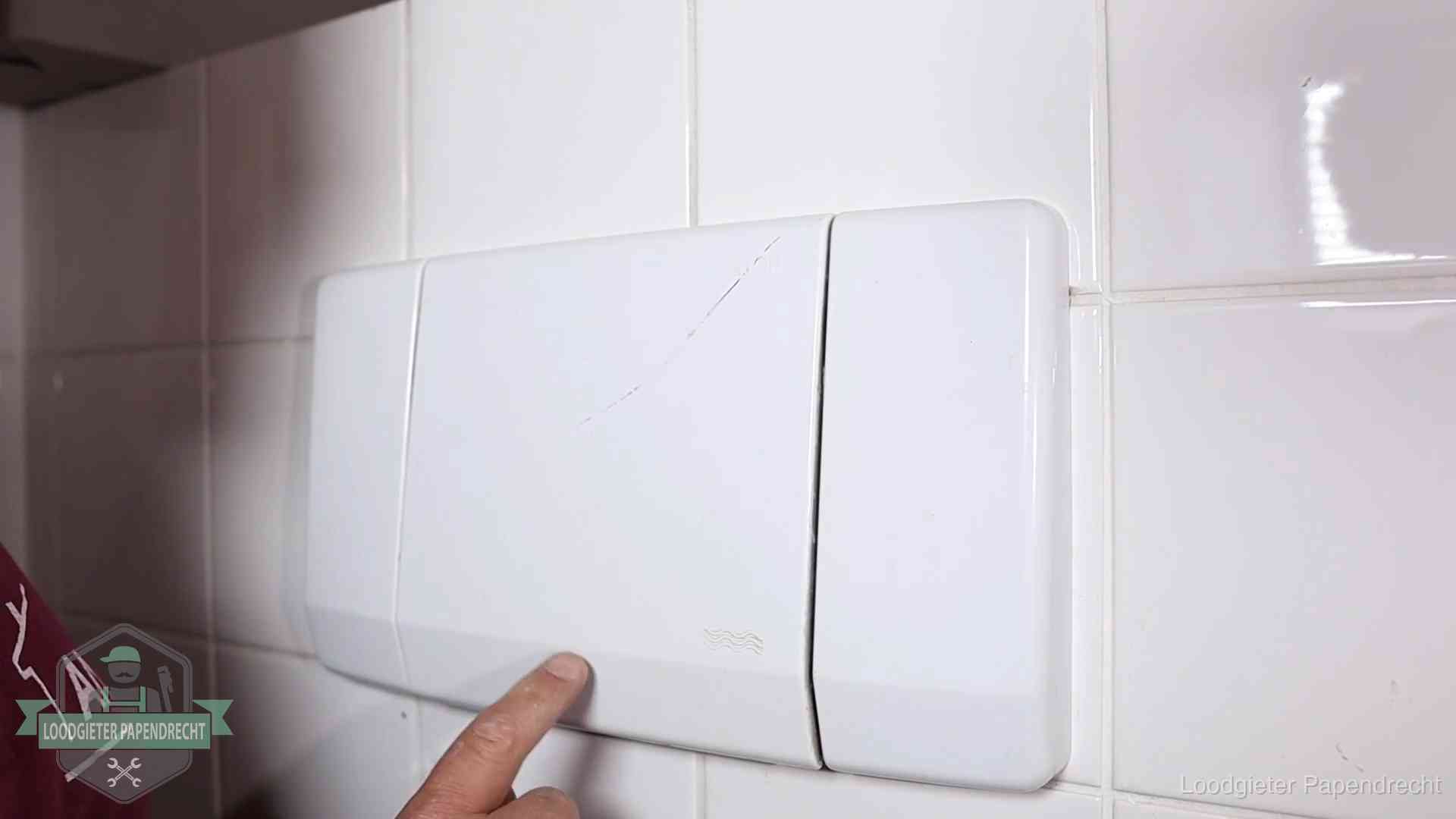 Oorzaken van een verstopte wc in Papendrecht Bedieningspaneel van een inbouwreservoir van een hangend toilet in Papendrecht