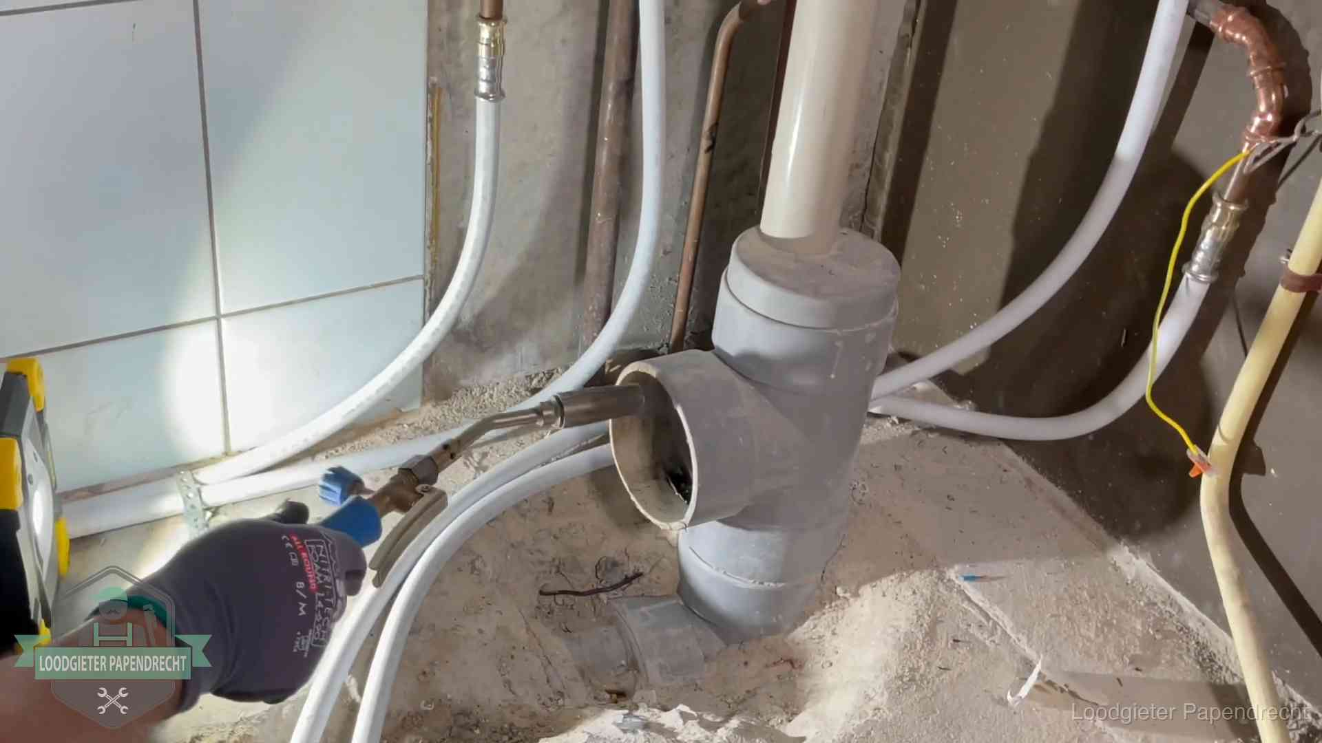 Loodgieter werkt aan leidingen bij de pvc-standleiding van een huurwoning in Papendrecht