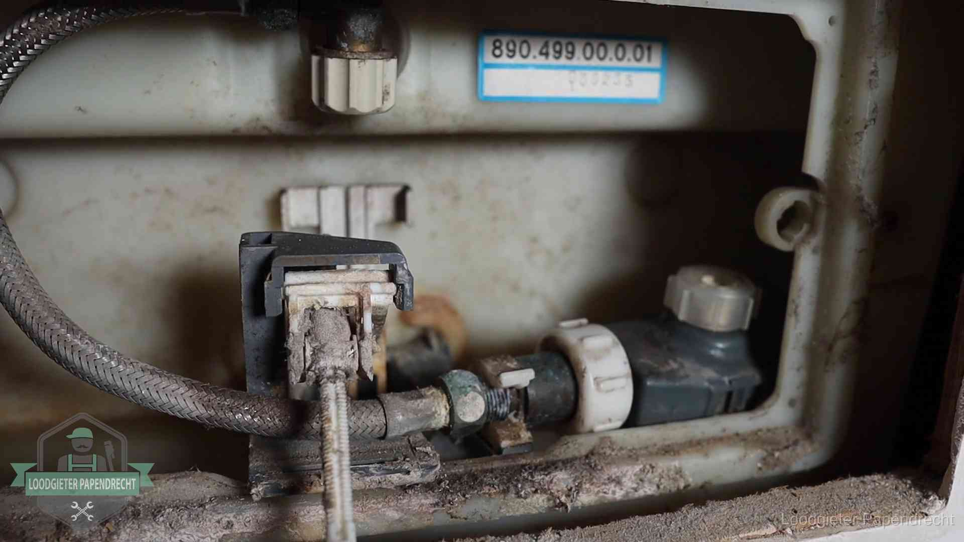 Stortbak en spoelmechanisme in Papendrecht Verkalkt binnenwerk van een stortbak met vlotterkraan in Papendrecht