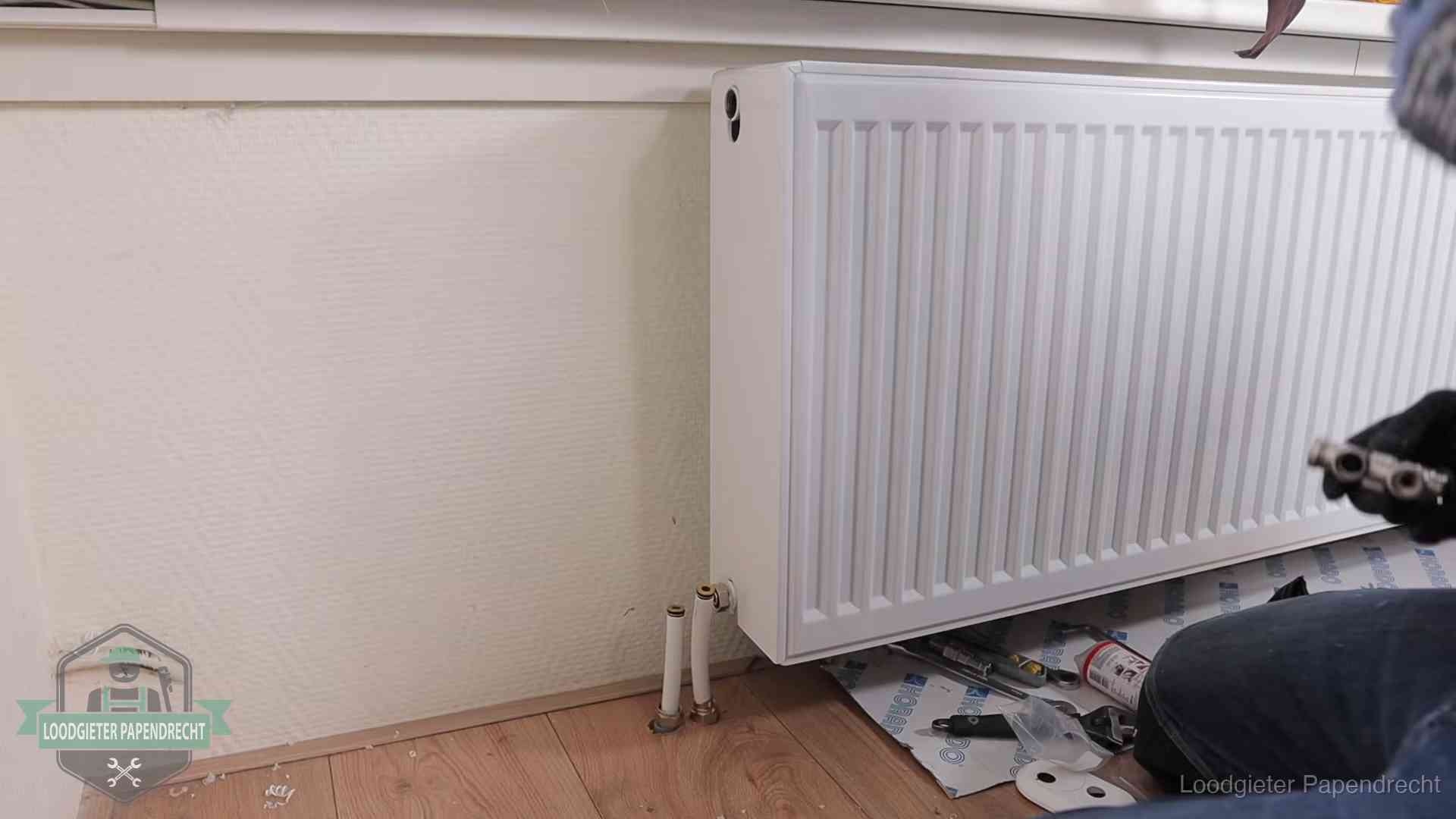 Nieuw gemonteerde radiator in een woonkamer in Papendrecht