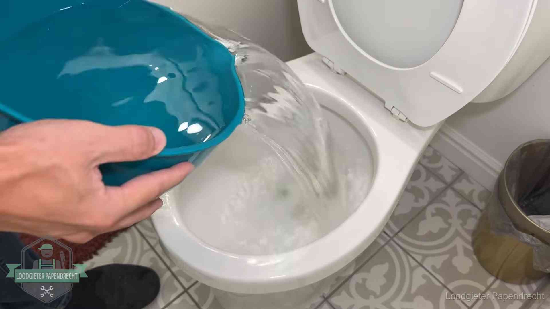 De warm-water-methode in Papendrecht Warm water wordt voorzichtig in de wc-pot gegoten in Papendrecht