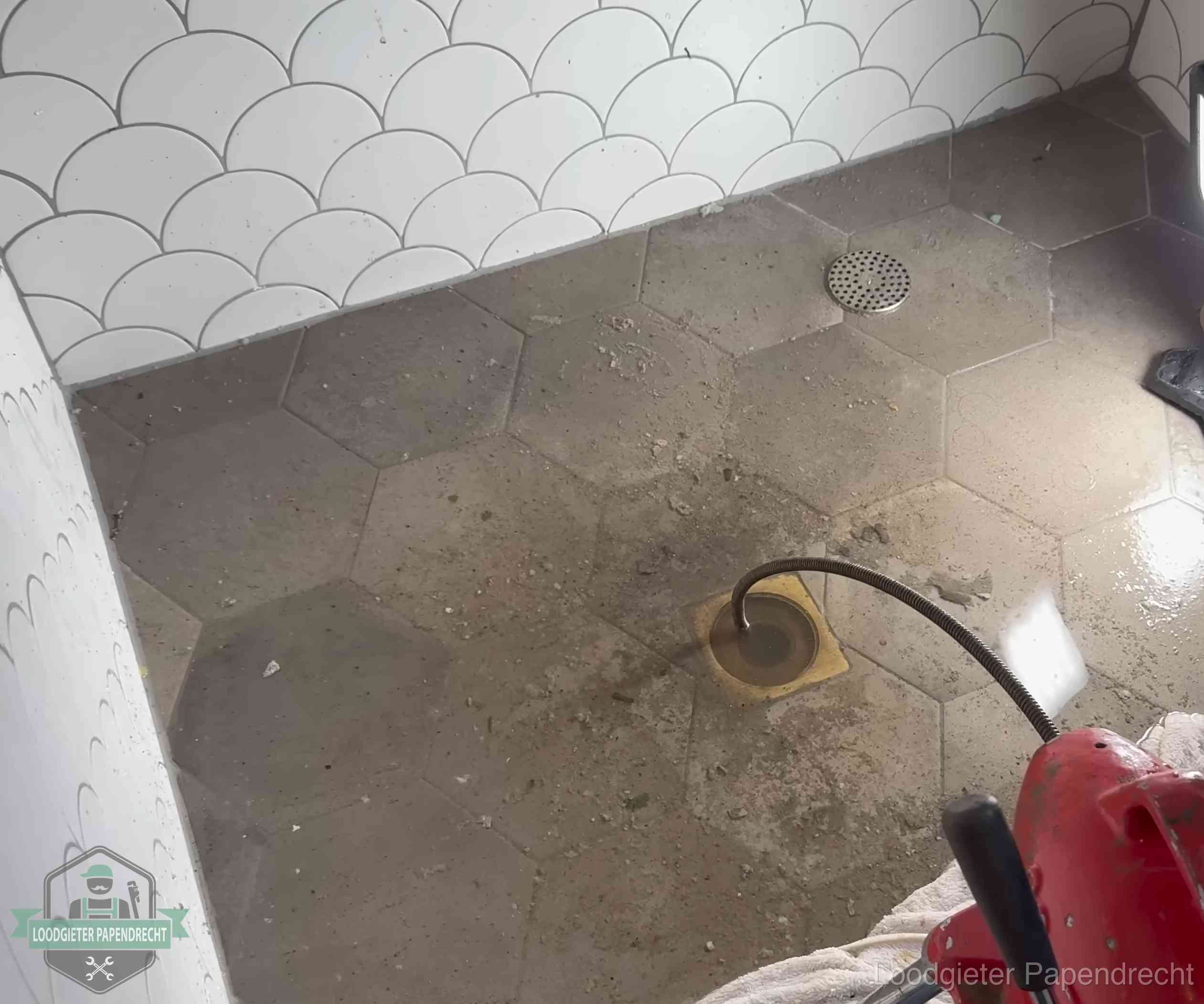 Stank uit wc of vloerput in Papendrecht Vloerput met waterslot in een badkamer in Papendrecht, een bron van stank als het waterslot droogstaat
