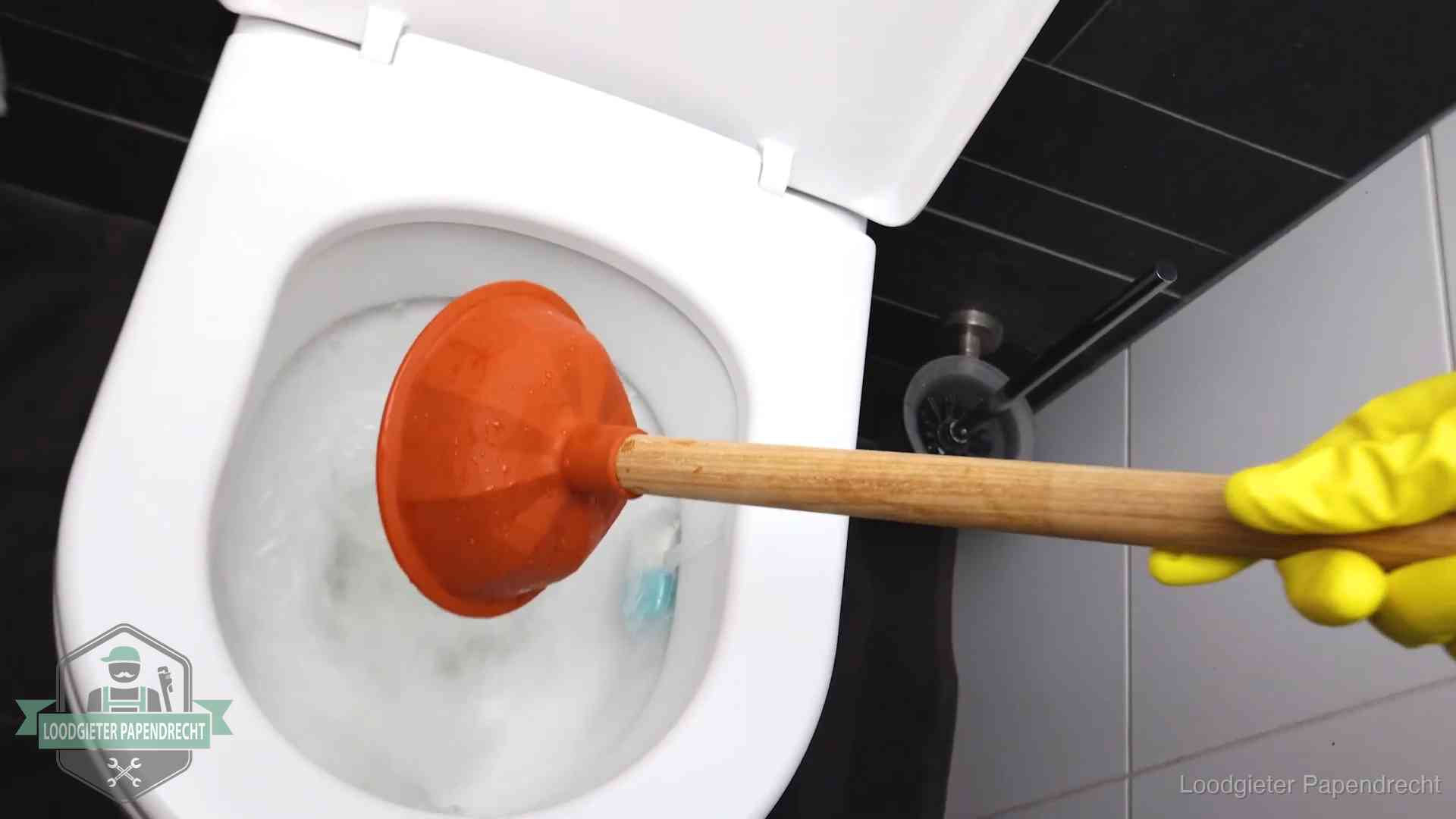 Wc ontstoppen met de plopper in Papendrecht Plopper wordt in de wc-pot gedrukt bij het ontstoppen van een toilet in Papendrecht