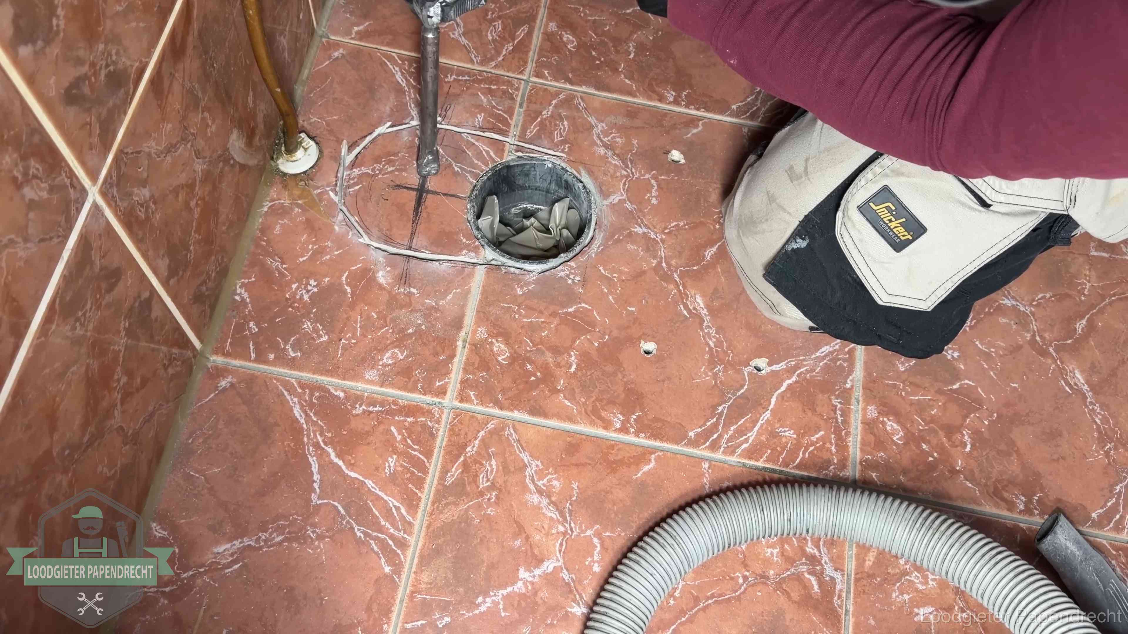 Wc-pot demonteren en terugplaatsen in Papendrecht Open rioolaansluiting in de vloer waar de wc-pot is gedemonteerd in Papendrecht