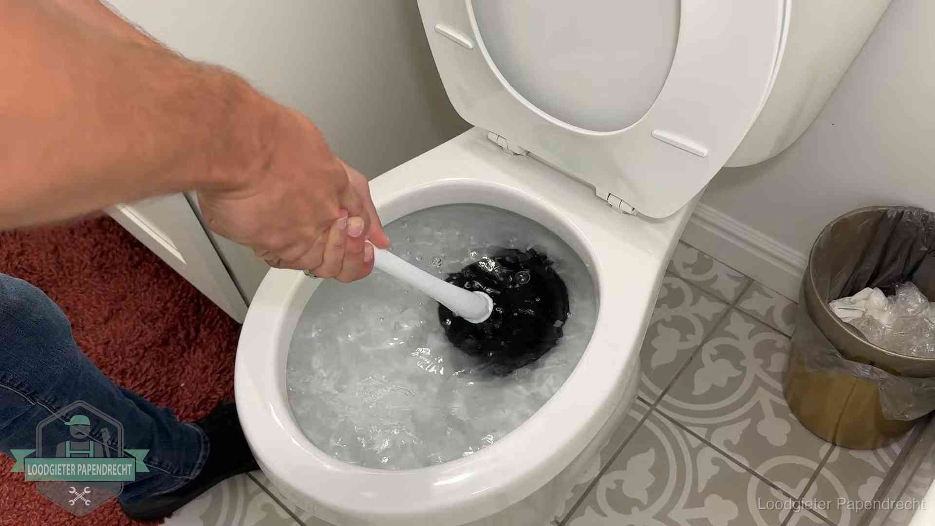 Zelf je wc ontstoppen in Papendrecht Zelf de wc ontstoppen met een plopper in Papendrecht, het water kolkt in de pot